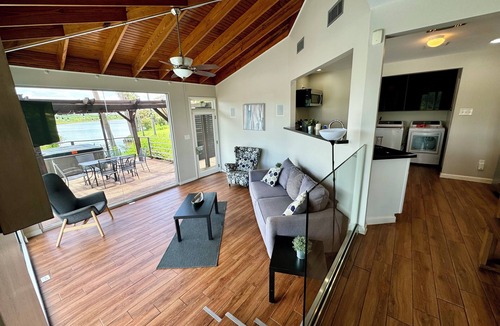 Barrett House | Riverfront Home in Houston with private pool and hot tub