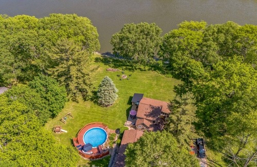 Lyndon House | Riverfront, swimming pool, hot tub, pickleball court, basketball, billiard