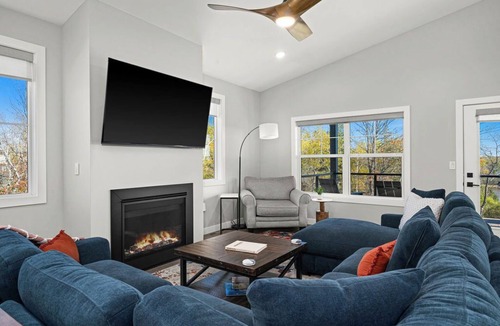 Duluth House | RiverWest Rivers Edge -River View - -Pet Free - Hot Tub