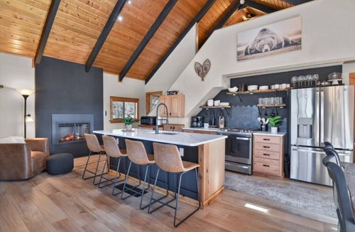 Spring Valley Cabin | Romantic Lakeview Cabin | Hot Tub + Incredible Views