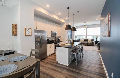 Sandusky Villa | Rooftop Deck | Water & C.P. Views | Modern Condo