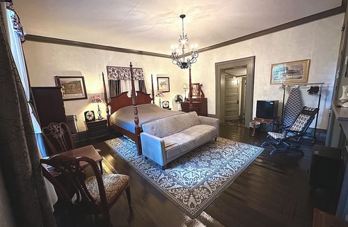 Shelbyville Bed & Breakfast | Room 4 King Belmont Inn. In room private bathroom 2nd floor Shelbyville, TN