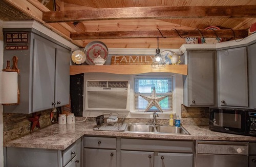 Saint Andrews House | Rooster's Roost of Bells Cove - 15 Minutes from the Caverns!