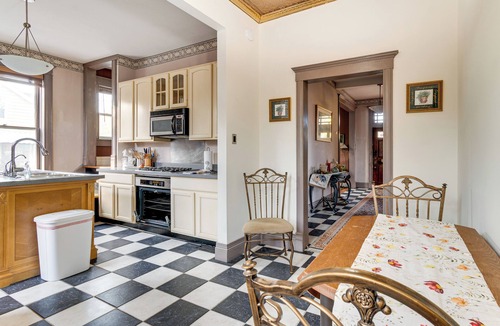 Virden House | Route 66 Historic Library Home: Pet-Friendly!
