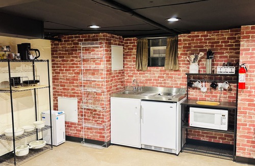 White Oak Apartment | Rustic apartment Great for traveling workers or visiting family in town.
