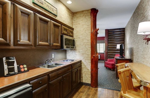 Columbia Hotel | Rustic-Chic Comfort in Columbia with On-site Pool & Outdoor Patio
