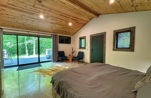 Madison Cabin | Rustic-Chic Woodside Cabin w/Hot Tub & Private Deck on 450-Acre Ohio Retreat