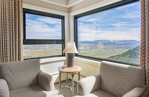 Tahoe Village Apartment | Rustic Mountain Retreat w/Hot Tubs, Sauna & Family Lounge l 3 Rooms w/Kitchen