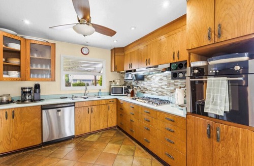 Clairemont House | San Diego Local Stay|Sleeps 10 |Pool+Jacuzzi