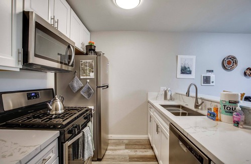 Mission Valley West Apartment | San Diego Studio w/Pool Access, 5 Mi to Comic-Con