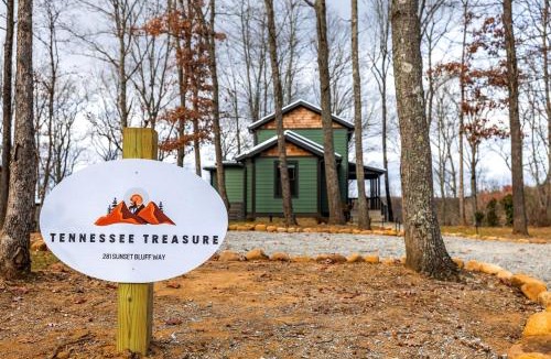 Monteagle House | Scenic Bluffside Tiny Home Retreat with Kid-Friendly Loft near South Cumberland in Monteagle, Tennessee