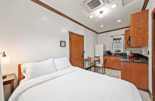 University City House | Secluded Garden Cottage Walk to Shops + 55” TV