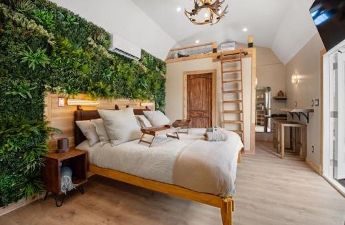 Wimberley Villa | Secluded Luxury Couples cabin Sauna Pool