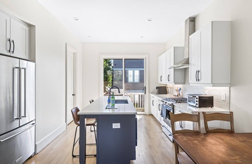 Summerhill Villa | Second Floor Balcony | EV Charger |King Bed