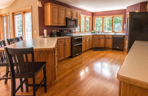 Brainerd House | Shady Crest. Pool table, fireplace, games, kayaks, Legos. 5 kings - 16ppl.