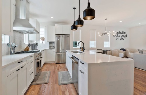 Katie Hill Neighborhood House | Skyline Rooftop Views Elevator 9 Beds 5min DT