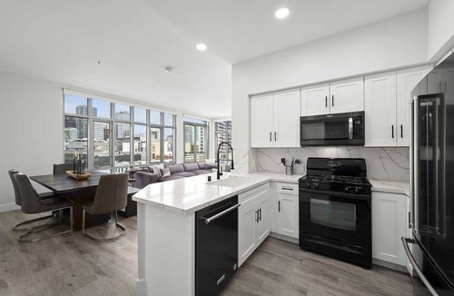 Pacific Terrace Condo | Sleek Top Floor Stunner