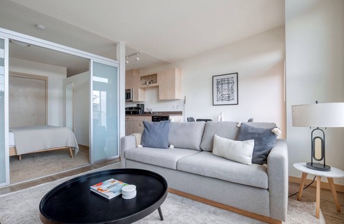 Wallingford Apartment | Sleek Wallingford 1BR w/Lounge & W/D, nr shops & bars, by Blueground