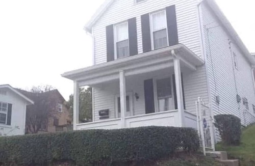 Charleroi House | Sleeps 12! Cozy Charleroi, Near Pittsburgh PA