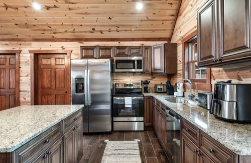 Caton Cabin | Sleeps 24~Large Heated Indoor Pool~Putt-Putt~Game Room
