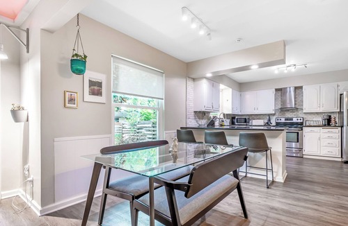 Universal City House | Smart Lights w/Sleeping Quarters & Covered Patio