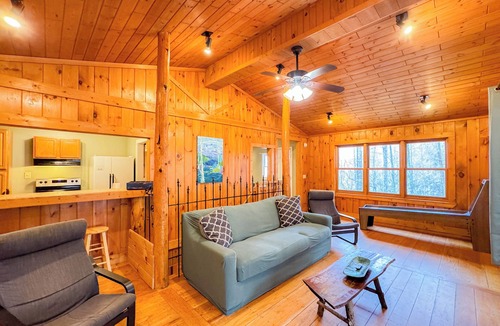 Whittier Cabin | Smoky Mtn 3BR Cabin | Hot Tub Secluded Haven w/Mountain Views