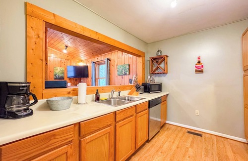 Whittier Cabin | Smoky Mtn 3BR Cabin | Hot Tub Secluded Haven w/Mountain Views