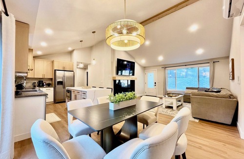 East Renton Highlands House | Snap-Worthy Cliffside Modern 4bed/2Bath Home w/AC, WIFI & Plenty of Parking!