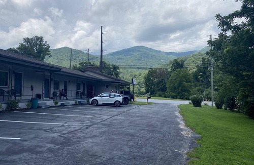 Maggie Valley House | Spacious 2/2 fully remodeled house at Veda Inn.