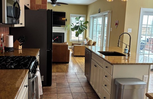 Broomall House | Spacious 3+BR 2F/2H BA Bar, Gym, Fin Bsmt Near FIFA & Subaru