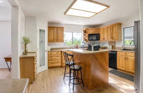 Del Valle Other | Spacious 3 full baths 10 beds 3-story house with private backyard in Del Valle