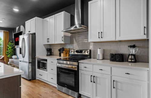 Talbot's Corner Villa | Spacious 4BR Bachelor Retreat-Game Room & Rooftop!
