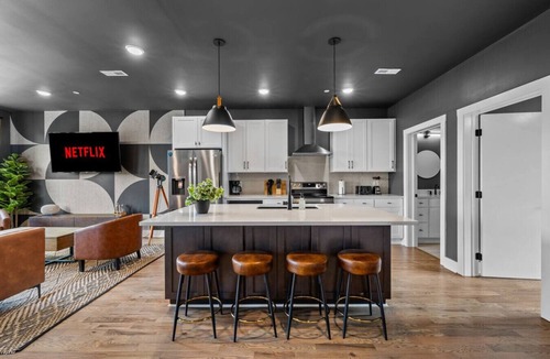 Talbot's Corner Villa | Spacious 4BR Bachelor Retreat-Game Room & Rooftop!