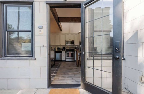 Mission Hills House | Spacious 4BR Getaway | 2 Homes in 1 | Downtown