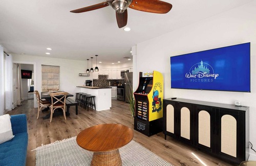 North Clairemont House | Spacious 4BR Outdoor Kitchen, Hot Tub & Fun