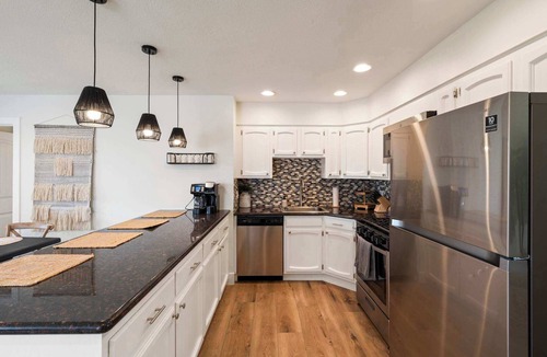 North Clairemont House | Spacious 4BR Outdoor Kitchen, Hot Tub & Fun
