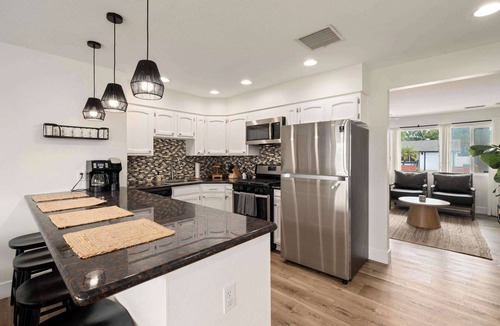 North Clairemont House | Spacious 4BR Outdoor Kitchen, Hot Tub & Fun