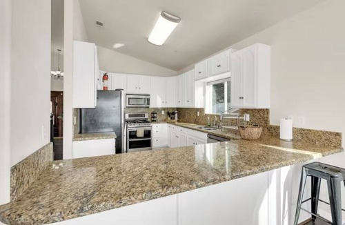 La Presa House | Spacious 5-bedroom house in welcoming Spring Valley with AC, WiFi
