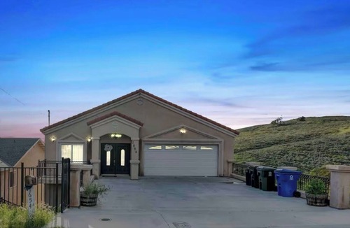 La Presa House | Spacious 5-bedroom house in welcoming Spring Valley with AC, WiFi