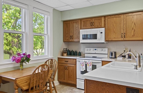 Cornland House | Spacious farmhouse located 9 miles from Taylorville, 15 miles from Springfield.