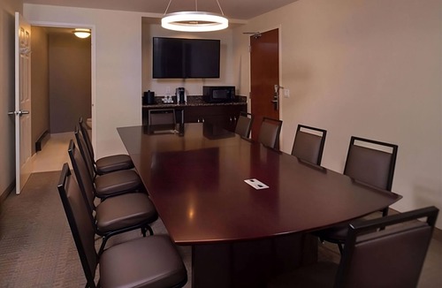 O'Hare Hotel | Spacious Good-Value Accommodation! Pet-Friendly Property with Onsite Parking!