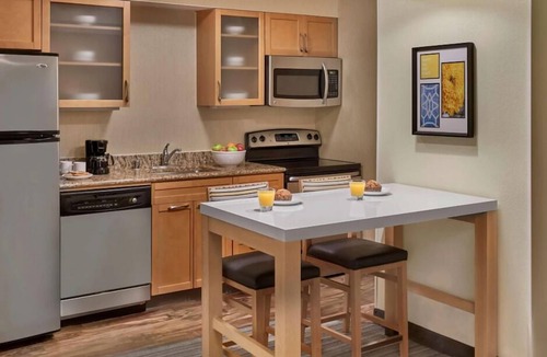 Chesterfield House | Spacious Loft Suite with Fully-equipped Kitchen! W/ Pool & Sports Court Onsite!