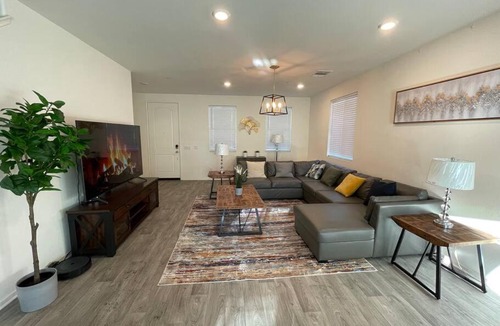 Fontana House | Spacious Modern Home in Sierra Lakes Fontana
