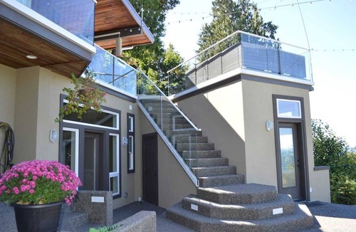 North Beach/Blue Ridge Apartment | Spacious Romantic Salish Sea View Suite on Luxury Seattle Estate