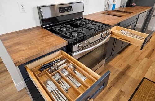 Washington House | Square Haven Duplex- Walk to Pubs Cafe & Ice Cream