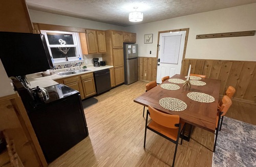 Stanton Cabin | Squirrel Nest | Hot Tub Cabin Near Red River Gorge