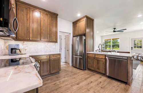 Bentonville House | Stay and Play: Indoor Pickleball and Basketball