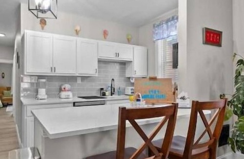 Southwest Garden Apartment | Stay, Work & Play, 2bd w/office near Downtown St Louis