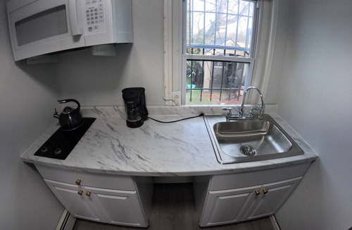Collingdale Apartment | Studio Apartment with lots of windows, plenty of parking space & priv entrance