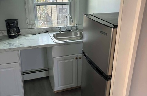 Collingdale Apartment | Studio Apartment with lots of windows, plenty of parking space & priv entrance